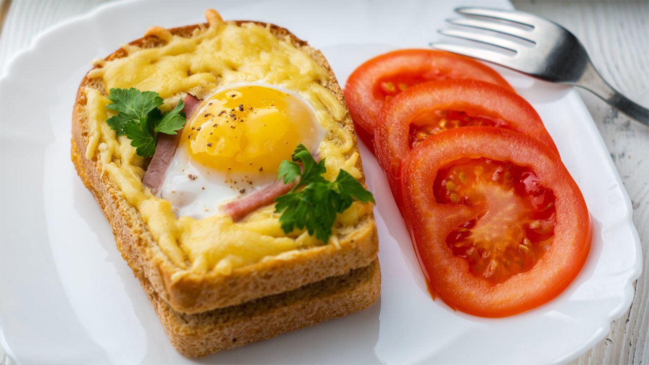 Видео как приготовить вкусный завтрак. Яйца Англси. Горячие бутерброды с яйцом. Бутерброды с яйцом и сыром. Яйцо в хлебе.
