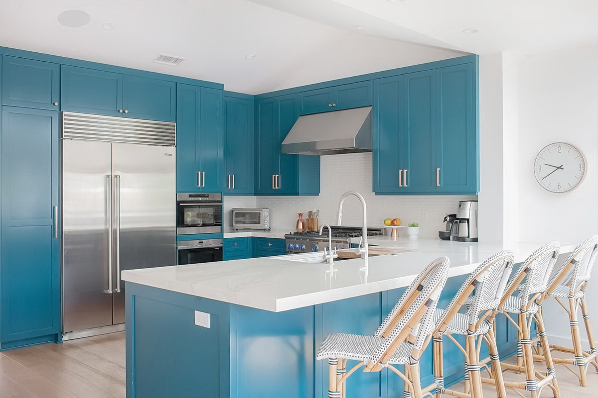 Кухня в бирюзовых цветах. Кухня в бирюзовом цвете. Кухня в голубых тонах. Синие кухни. Голубая кухня в интерьере.