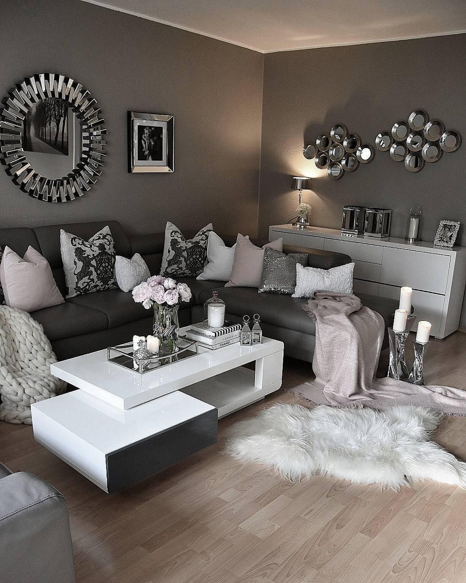 Комната с серой мебелью. Гостиная в серых тонах. Оттенки серого в интерьере. Интерьер в сером стиле. Серый цвет в интерьере.