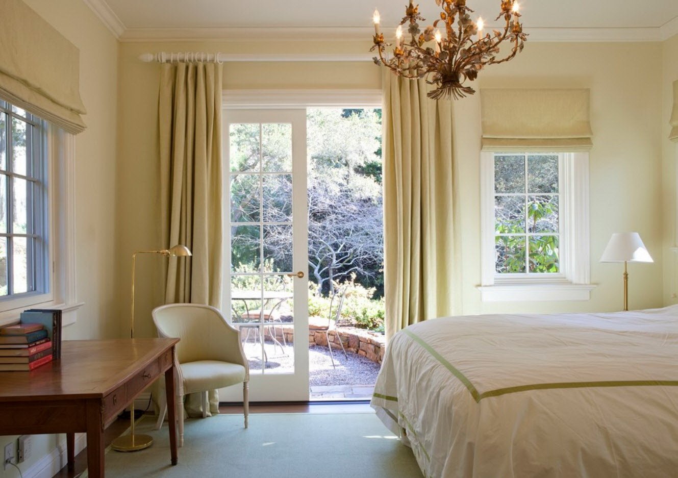 Curtains windows. Спальня с французским окном. Занавески в спальню. Шторы в интерьере спальни. Угловое окно в интерьере спальни.