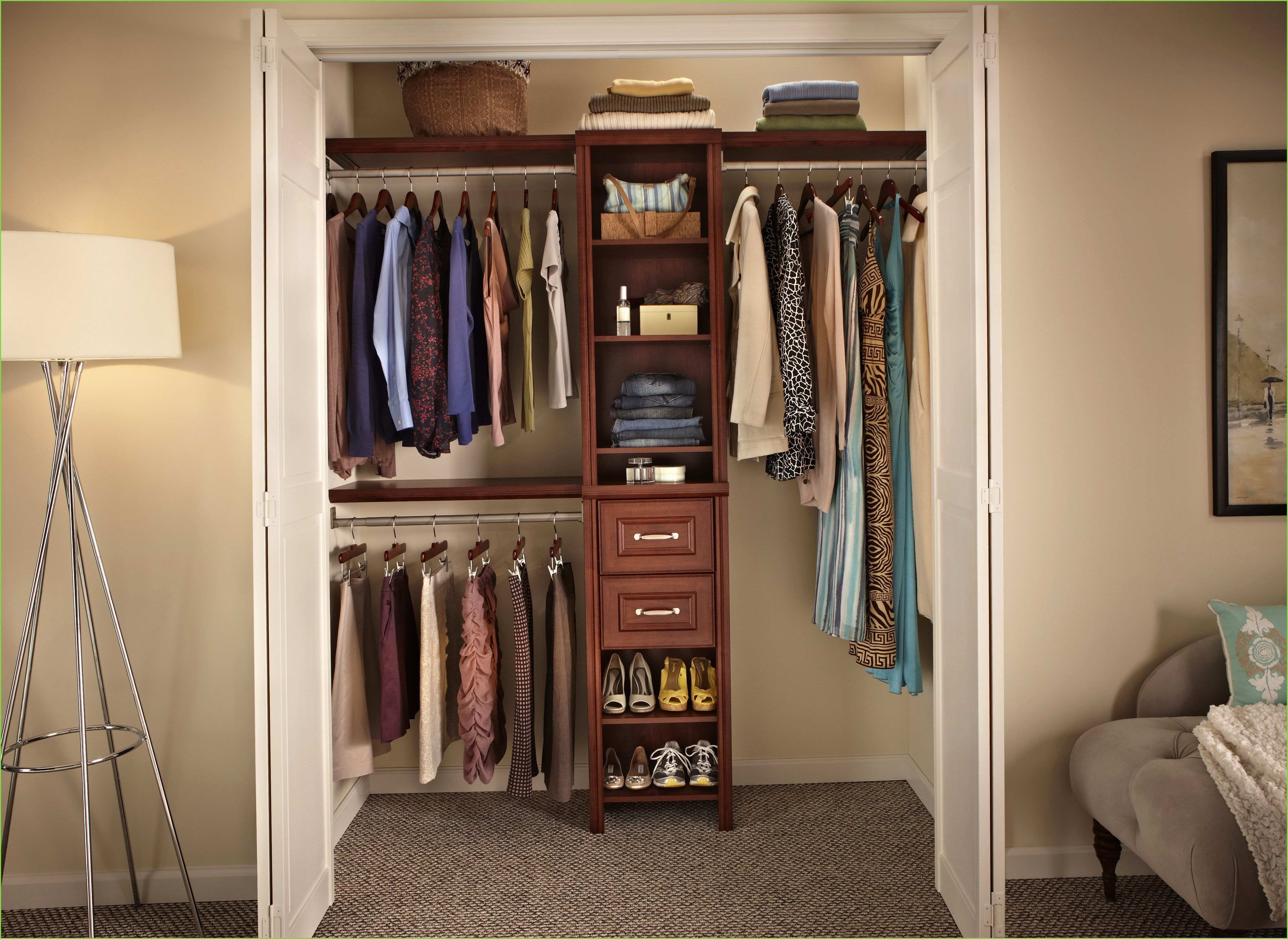 Шкаф какой сделать. Гардеробные комнаты. Мини гардеробная. Маленькие гардеробные. Маленькая гардеробная комната.