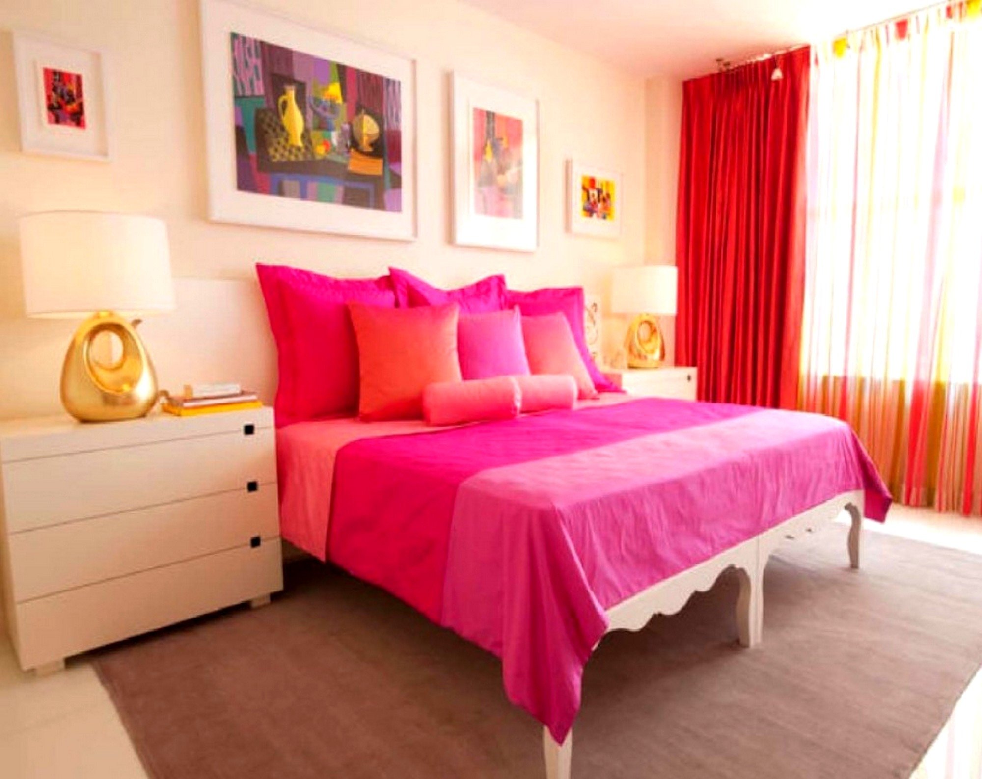 Спальня в розовых тонах. Спальня в ярких тонах. Розовые шторы в спальню. Спальня в розовом цвете.