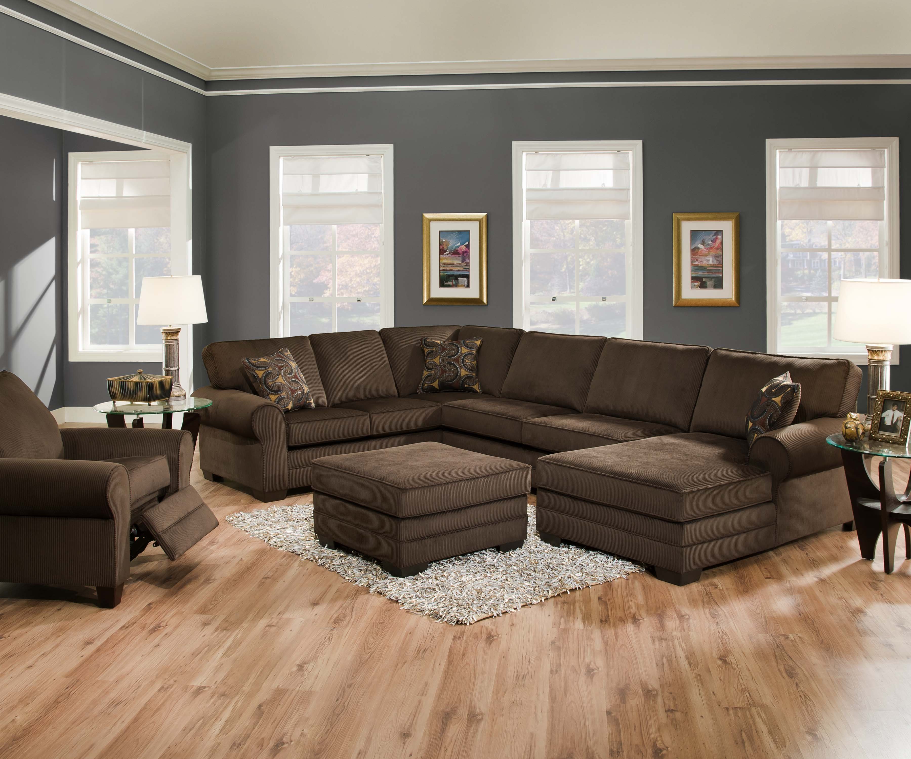 Темный диван в гостиной. Коричневый диван в интерьере. Коричневая мебель в интерьере. Темно коричневый диван. Мягкая мебель в интерьере.