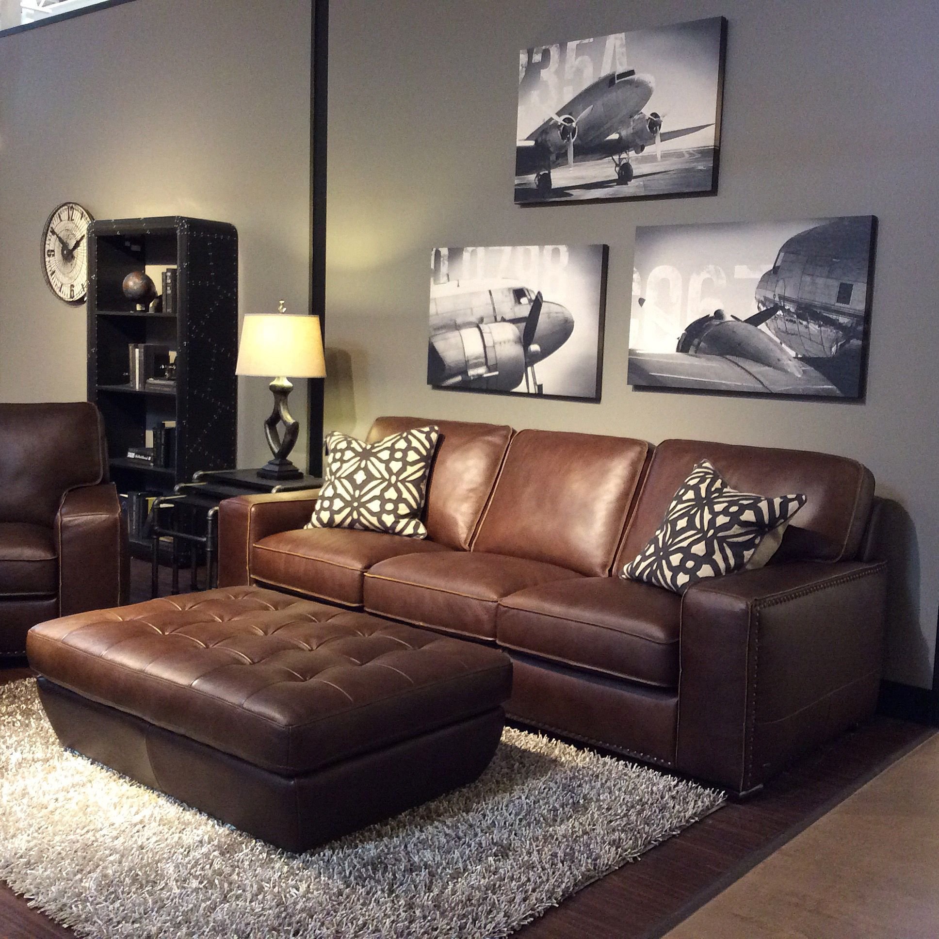 Диван шоколад. Коричневый кожаный диван. Коричневая мягкая мебель в интерьере. Коричневый диван в интерьере. Шоколадный диван в интерьере.
