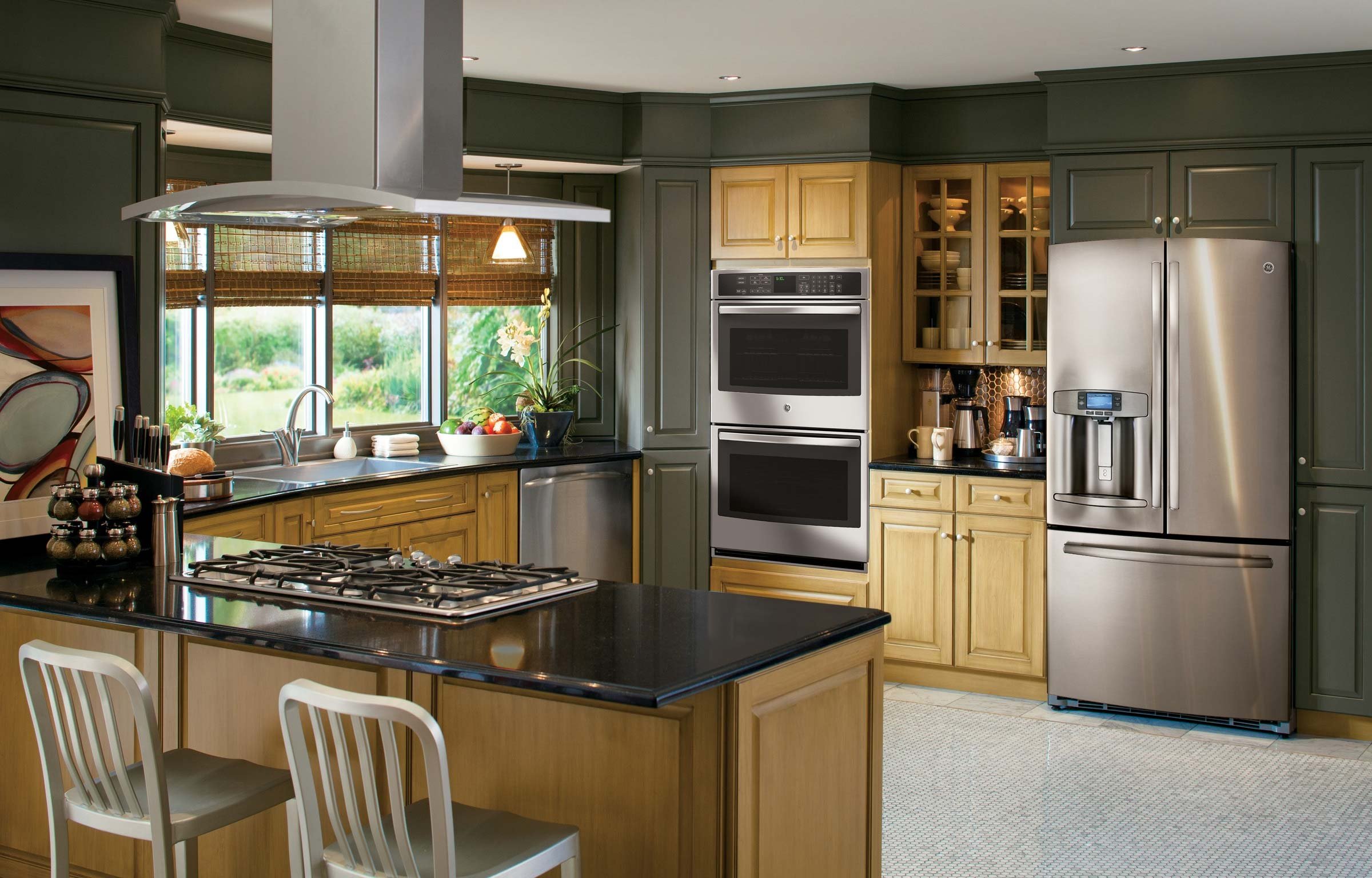 Cupboard glass fridge cooker. Кухня с большим холодильником. Встроенная техника для кухни. Кухня с большим холодильником в интерьере. Кухня с встроенной бытовой техникой.