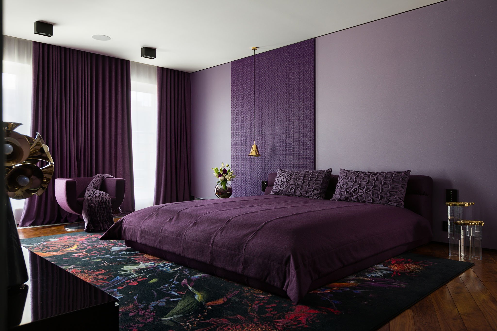 Выделение фиолетового цвета. Фиолетовый цвет в интерьере спальни. Сиреневая спальня. Фиолетовая спальня. Фиолетовый цвет в интерьере.