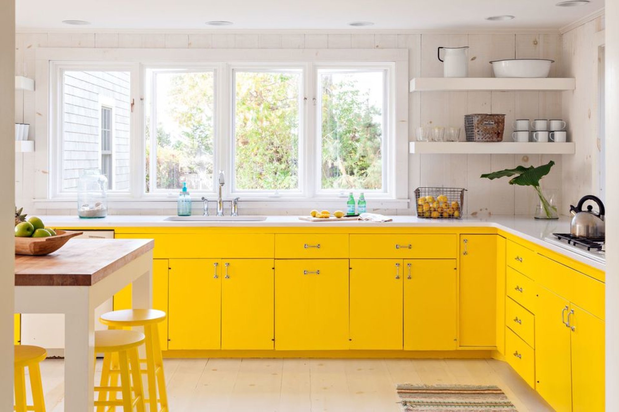 Бело желтая кухня. Желтая кухня икеа. Кухня в желтом цвете. Желтый цвет в интерьере кухни. Желтая кухня в интерьере.