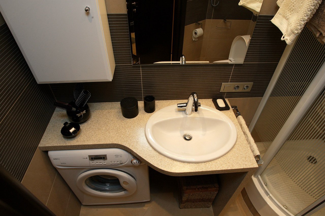 Ванная комната стиралка под раковиной фото