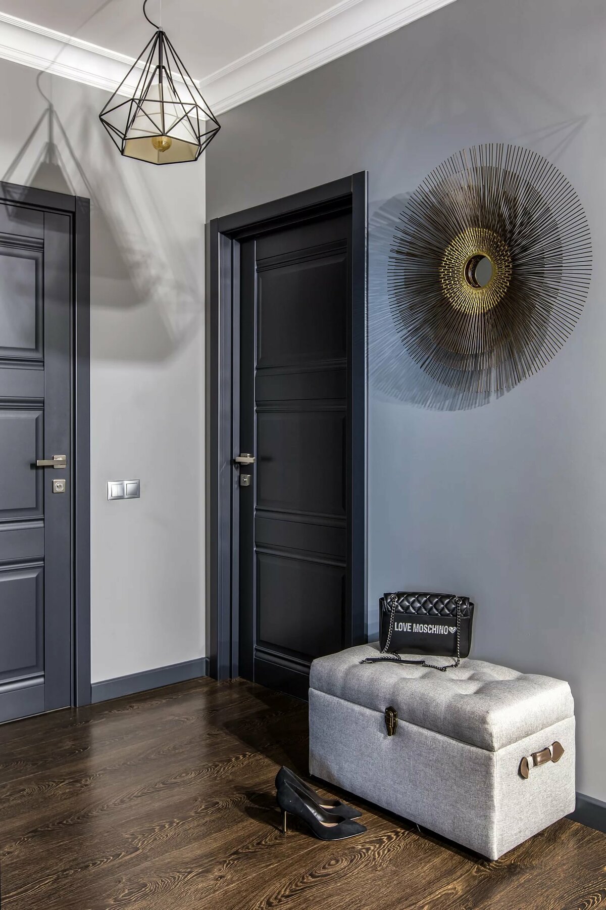 Серый ламинат и коричневые двери в интерьере