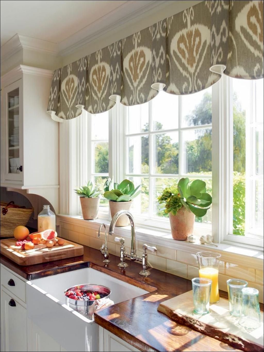 Окно кухня фото штор. Декор окна на кухне. Занавеска для кухни. Шторы на кухню. Стильные шторы на кухню.