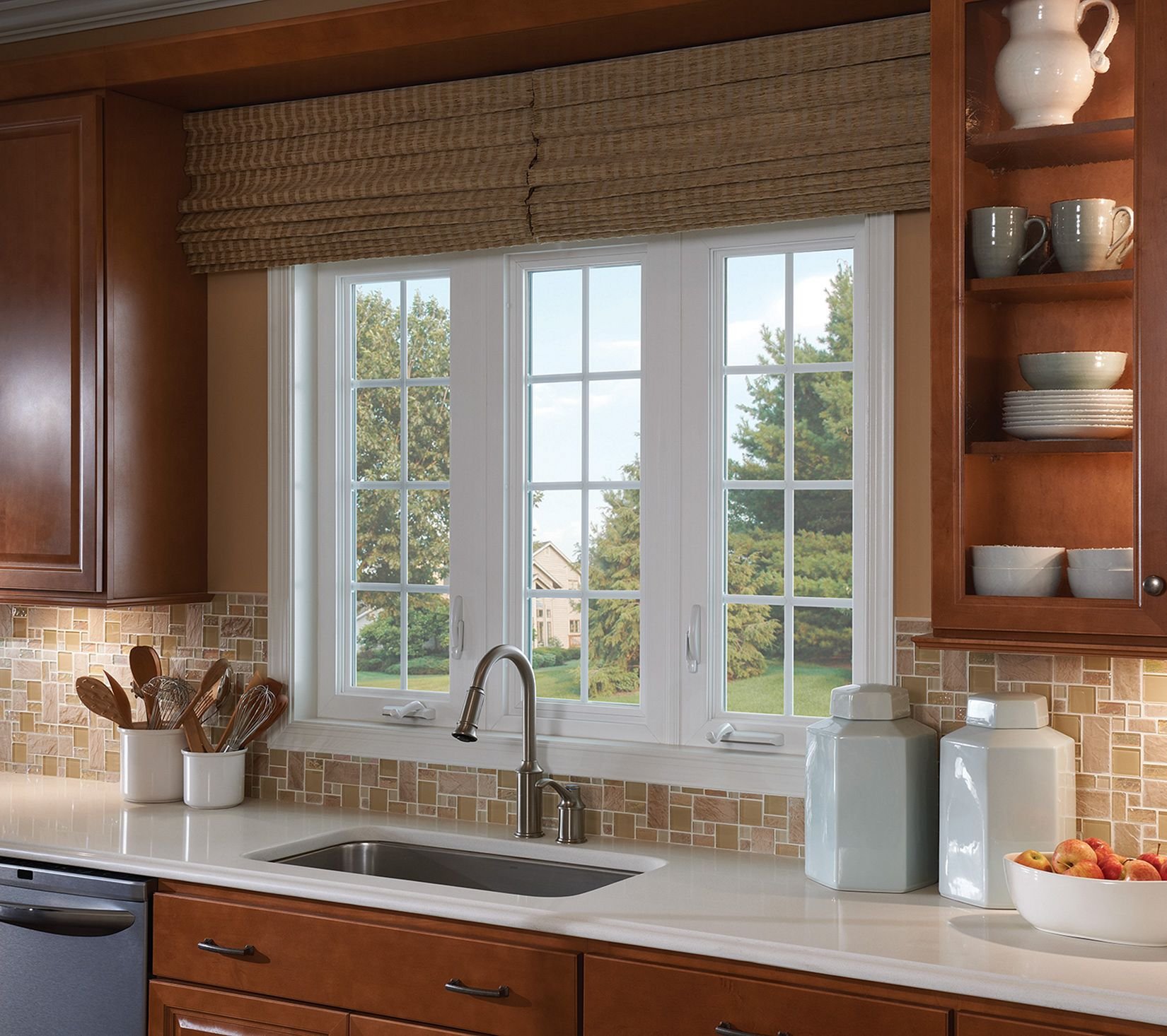 Кухня мойка у окна дизайн. Кухня с окном. Планировка кухни с окном. Планировка кухни с большим окном. Красивое окно на кухне.