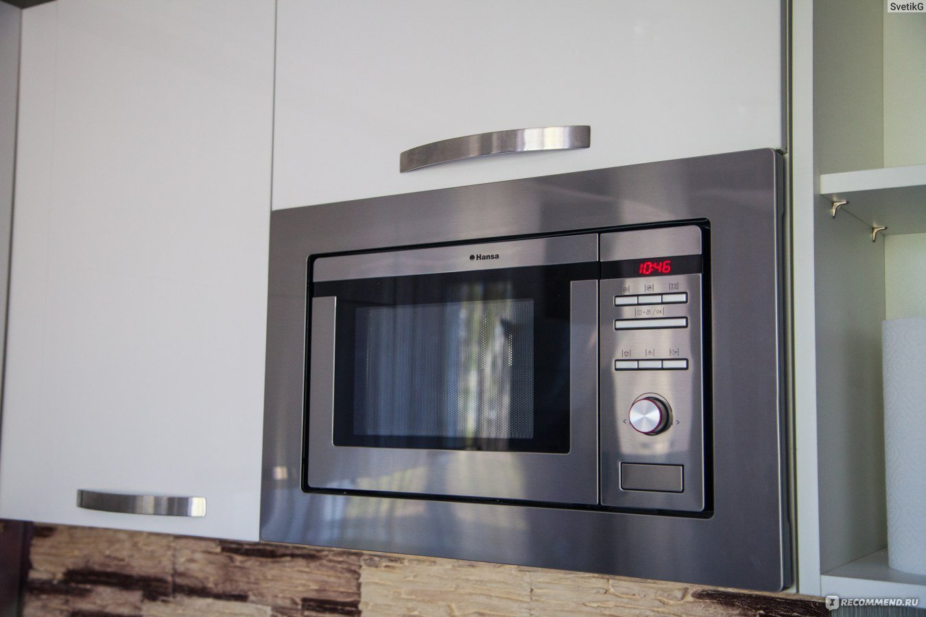 встраиваемая микроволновая печь в интерьере кухни