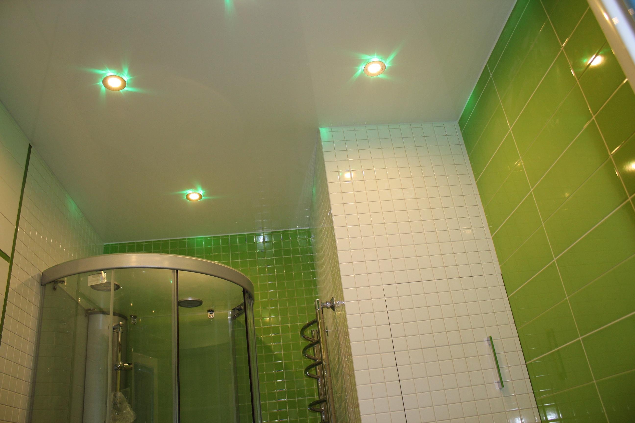 Какие делают потолки в ванной комнате фото
