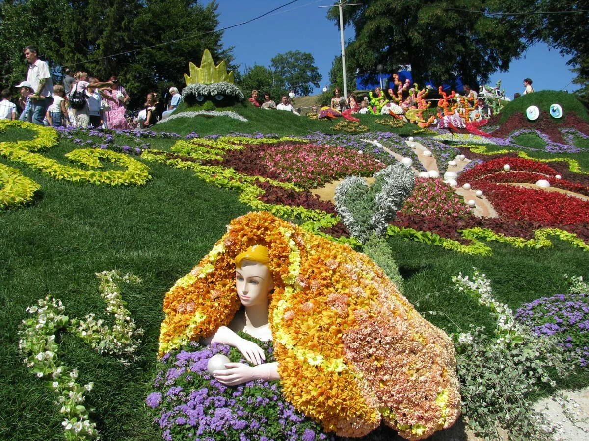 На выставке цветов был сделан. Ландшафтный фестиваль в Бергамо. Праздник цветов. Фестиваль цветов. Фигуры из цветов.