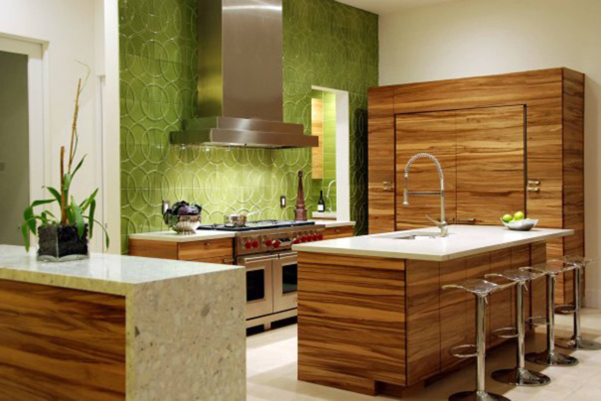 Дизайн кухни с панелями. Гарнитур дерево экостиль. Кухня в эко стиле. Дерево в интерьере кухни. Кухня в сочетании с деревом.