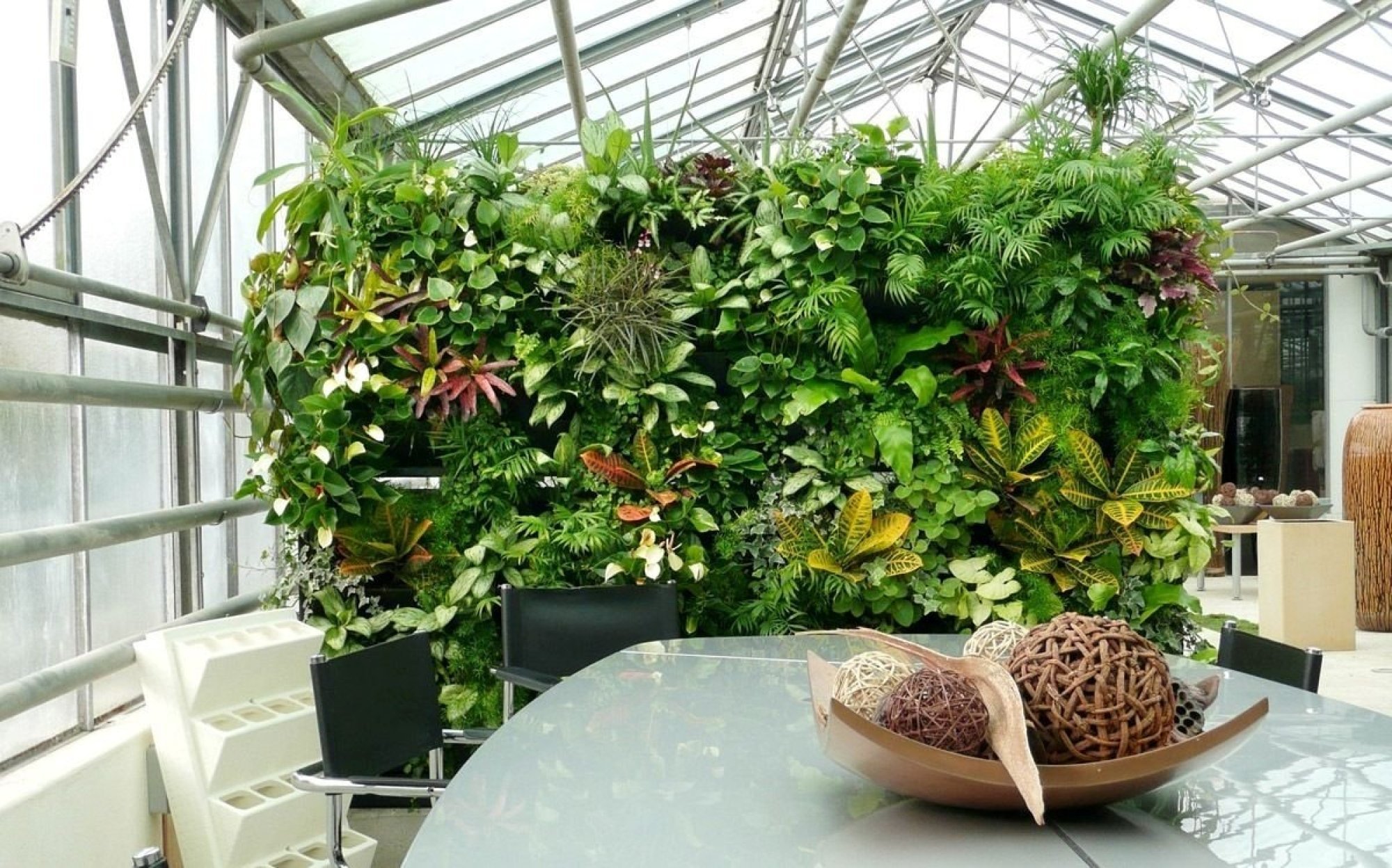 Полезно ли держать дома искусственные растения?