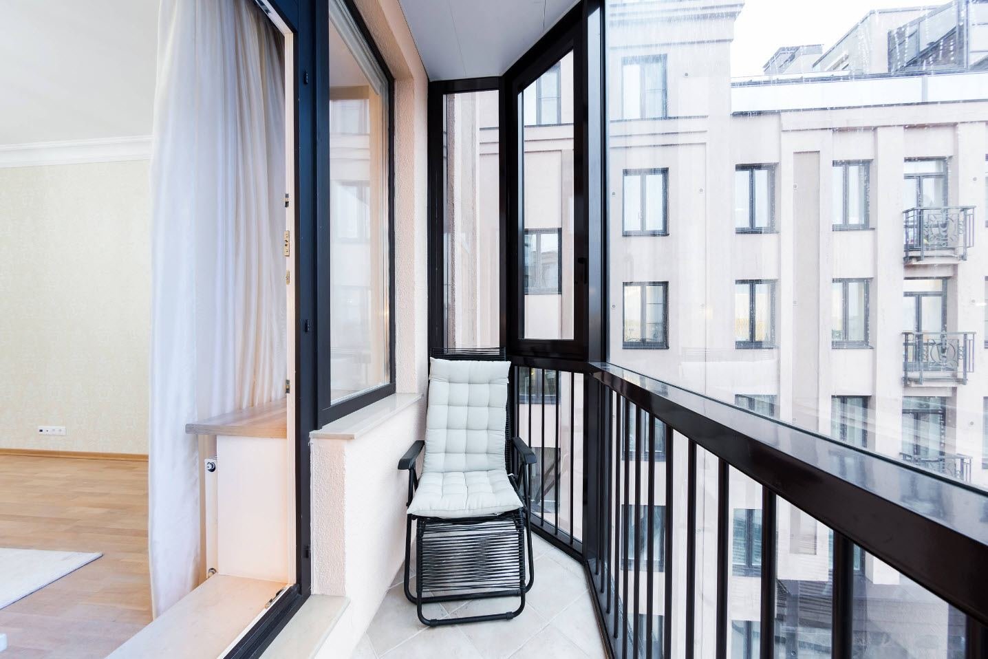 Большие окна на балконе. Французское панорамное остекление балкона п44. ЖК Форест панорамный балкон. Отделка лоджии с панорамным остеклением.
