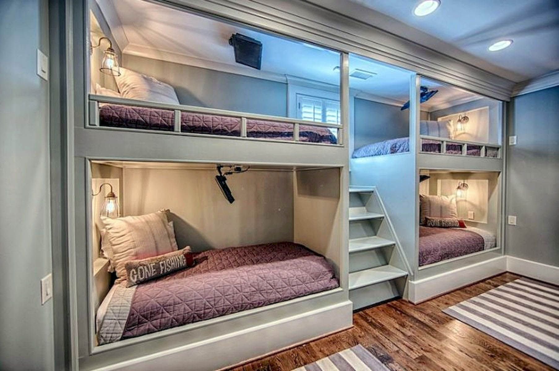Где можно найти комнаты. Трехъярусная кровать Валенсия-4. Спальня с двухъярусной кроватью. Кровать для четверых детей. Кровати для многодетных семей.