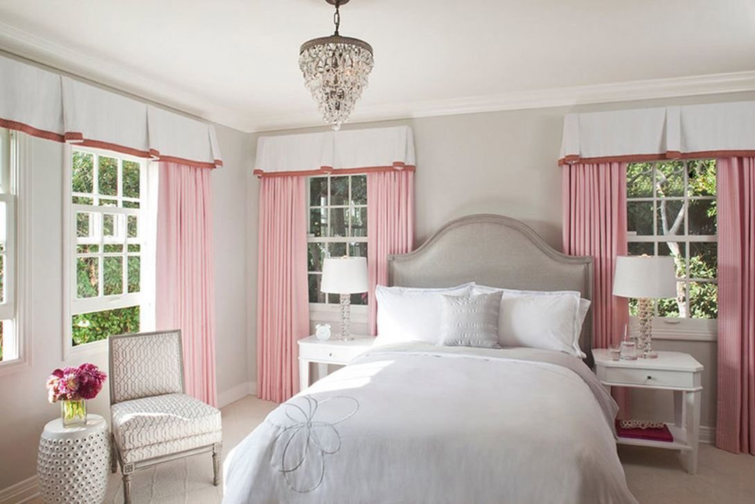 Какие шторы розовым обоям. Розовые шторы в спальню. Розовые шторы в интерьере спальни. Спальня в бело розовых тонах. Сочетание розового цвета в интерьере.