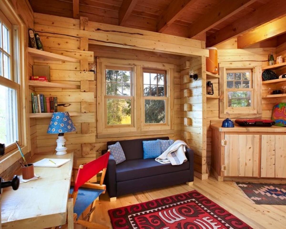 Обставленная рядом красивых изб. Маленький деревянный домик интерьер. Уютный деревянный домик внутри. Красивые дачные интерьеры. Маленький деревянный домик внутри.