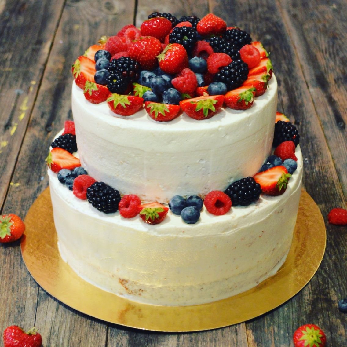 Ягодно бисквитный торт. Торт ягодный крем чиз. Двухъярусный торт крем чиз. Торт с кремом чиз и фруктами. Украшение торта ягодами.