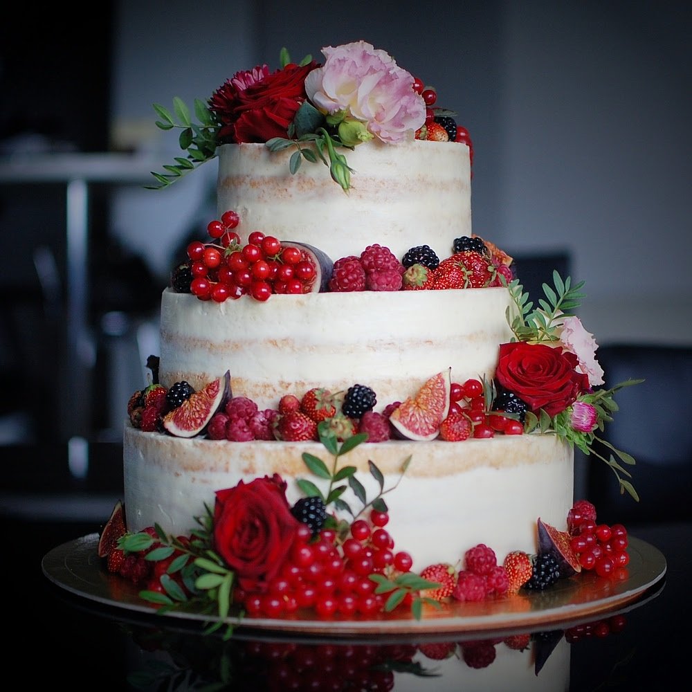Свадебный торт двухъярусный с ягодами фото
