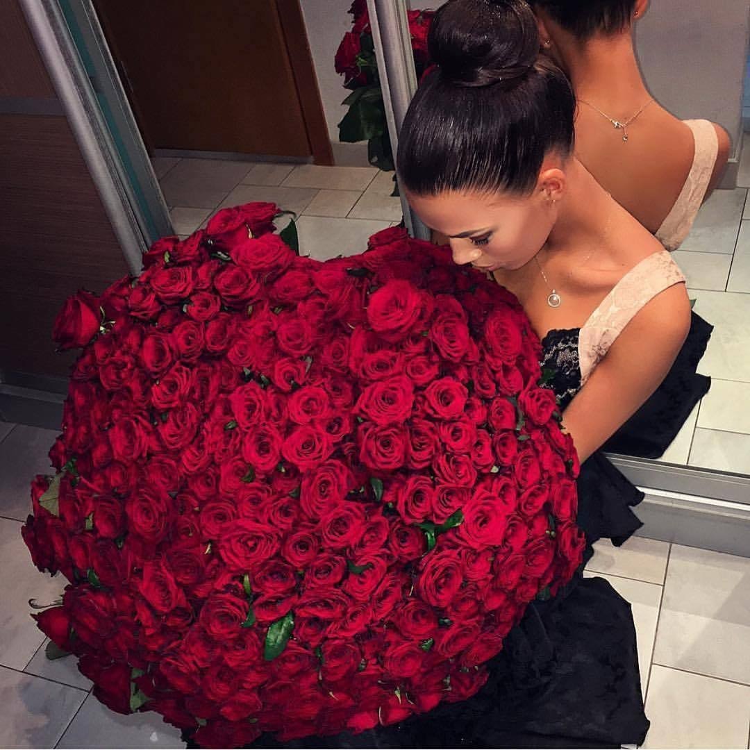 Instagram kvelikanov. Брюнетка с цветами. Девушка с букетом роз. Букет "девушке". Огромный букет цветов.