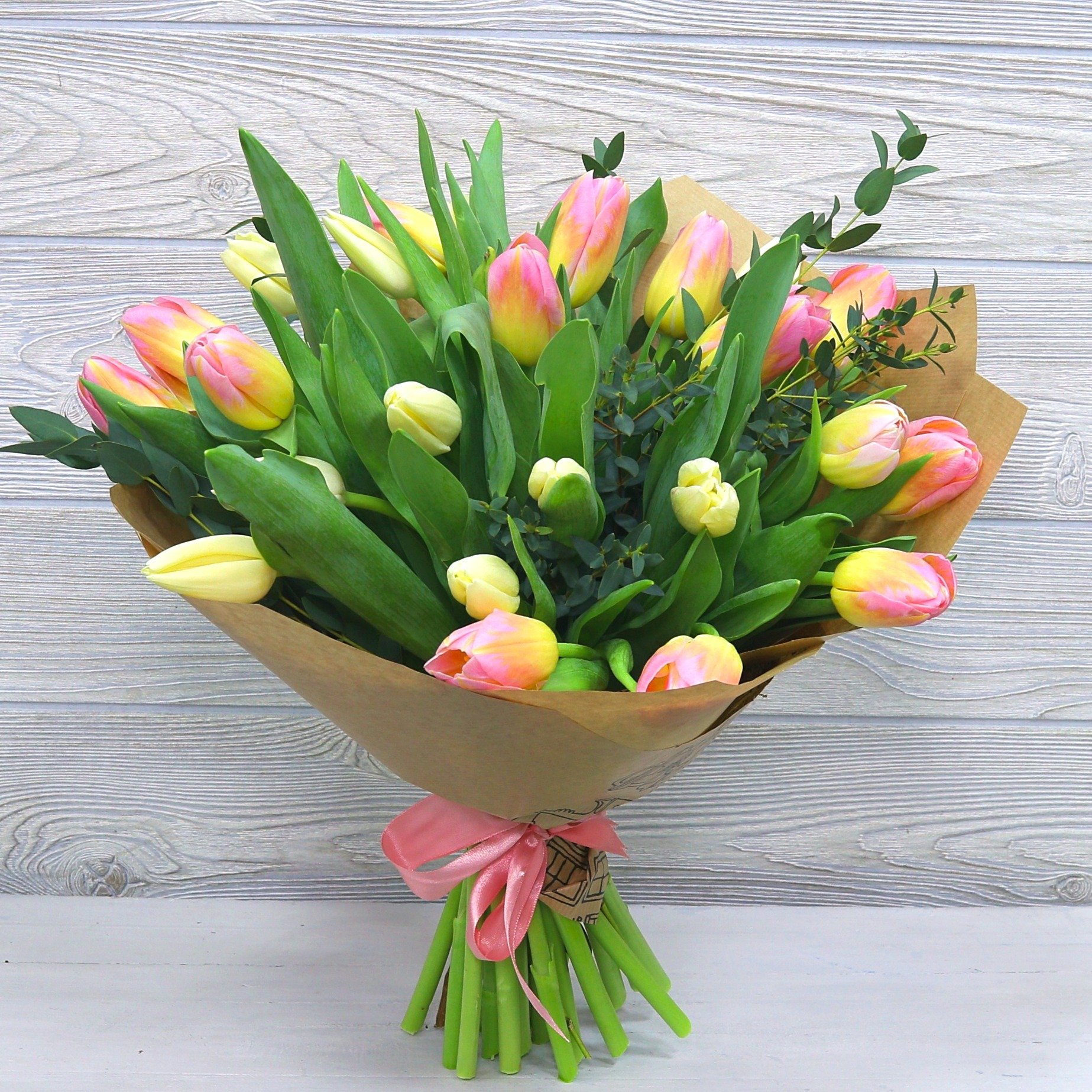 Букеты с тюльпанами и другими цветами фото