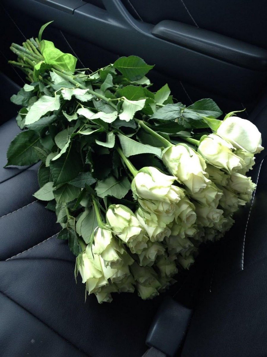 Букет Белых Роз В Машине