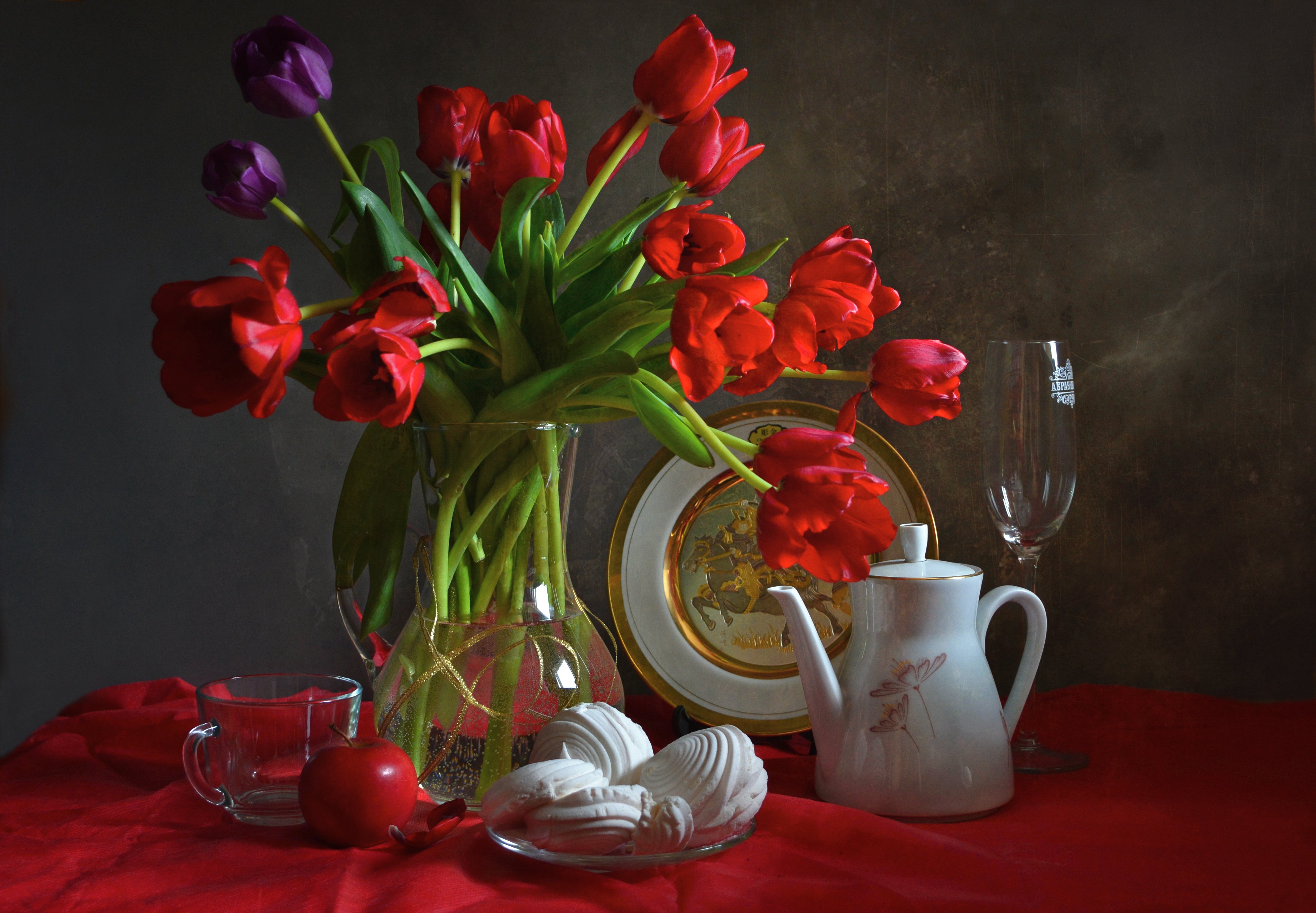 Розы и тюльпаны в одной вазе. Натюрморт. Натюрморт: цветы. Натюрморт с тюльпанами. Красивые натюрморты с цветами.
