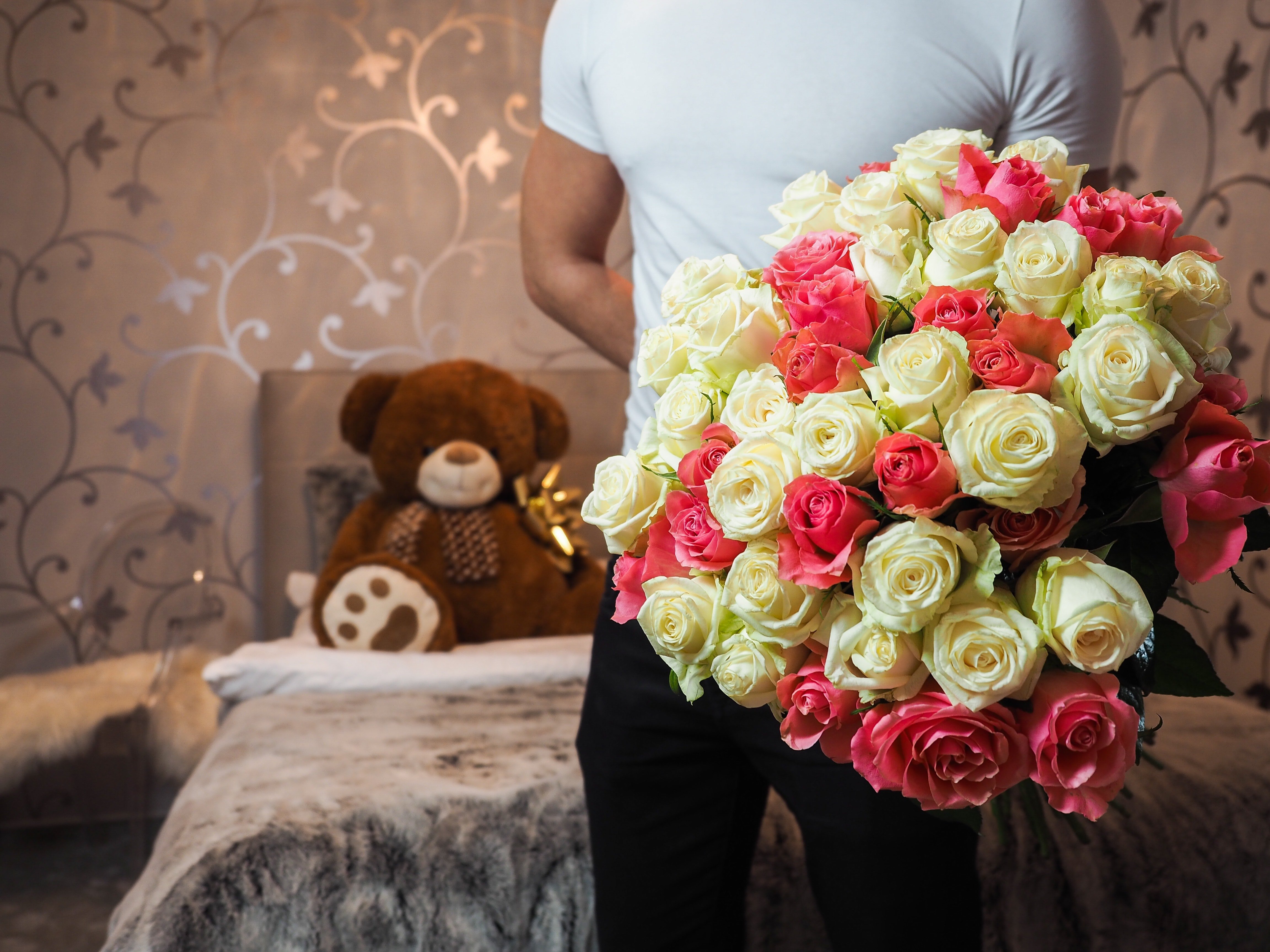 Какие розы дарят девушкам. Огромный букет цветов. Красивые большие букеты. Букет цветов для девушки. Огромный красивый букет.