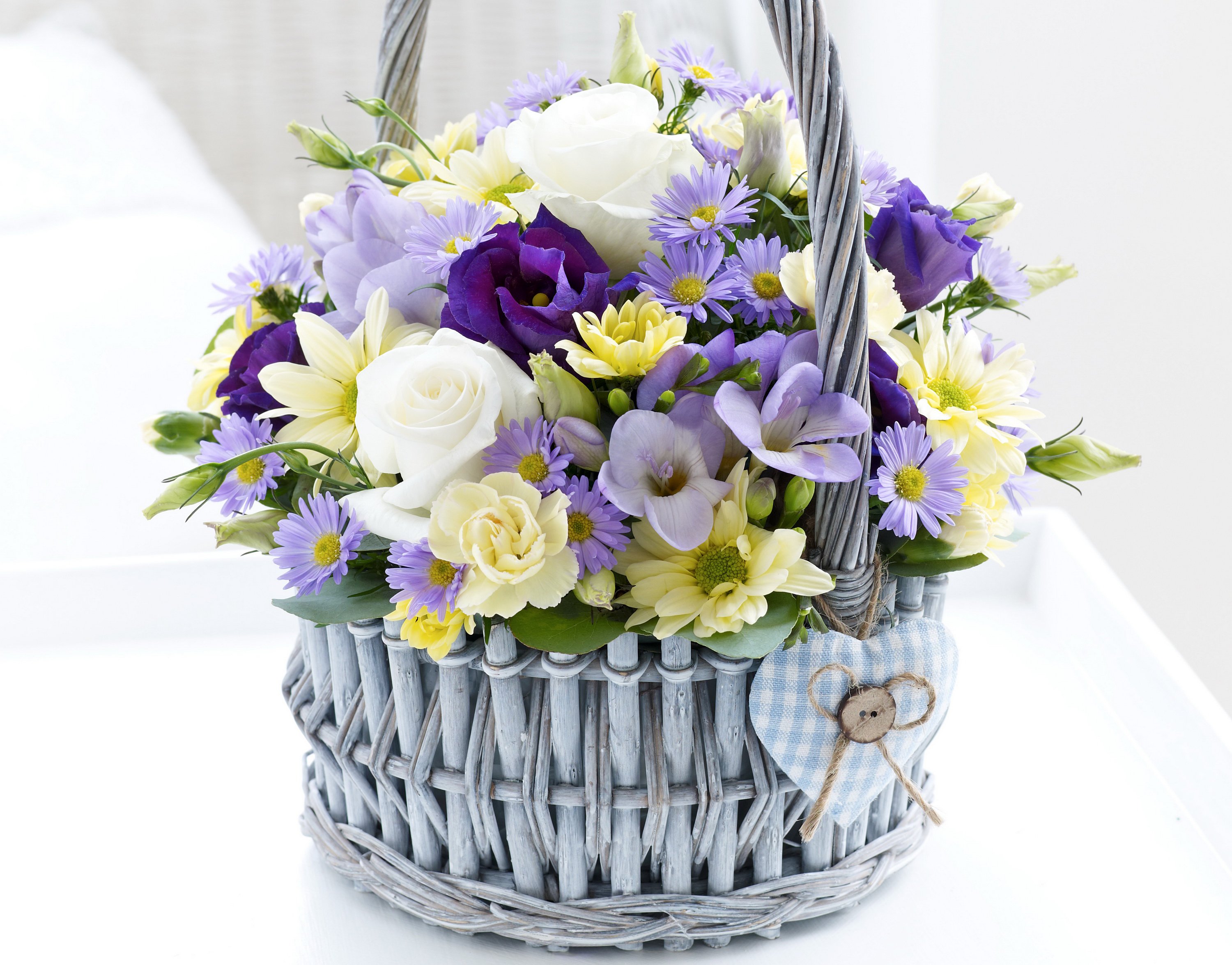 Поздравления с живыми цветами. Фрезия и эустома. Цветочная композиция в корзинке. Корзина с цветами. Красивые корзинки с цветами.