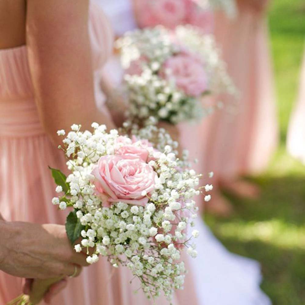 Букеты на свадьбу маленькие. Розовая гипсофила букет невесты. Букет невесты розы и гипсофила. Свадебный букет для невесты с гипсофилой. Свадебный букет гипсофилы и пионы.