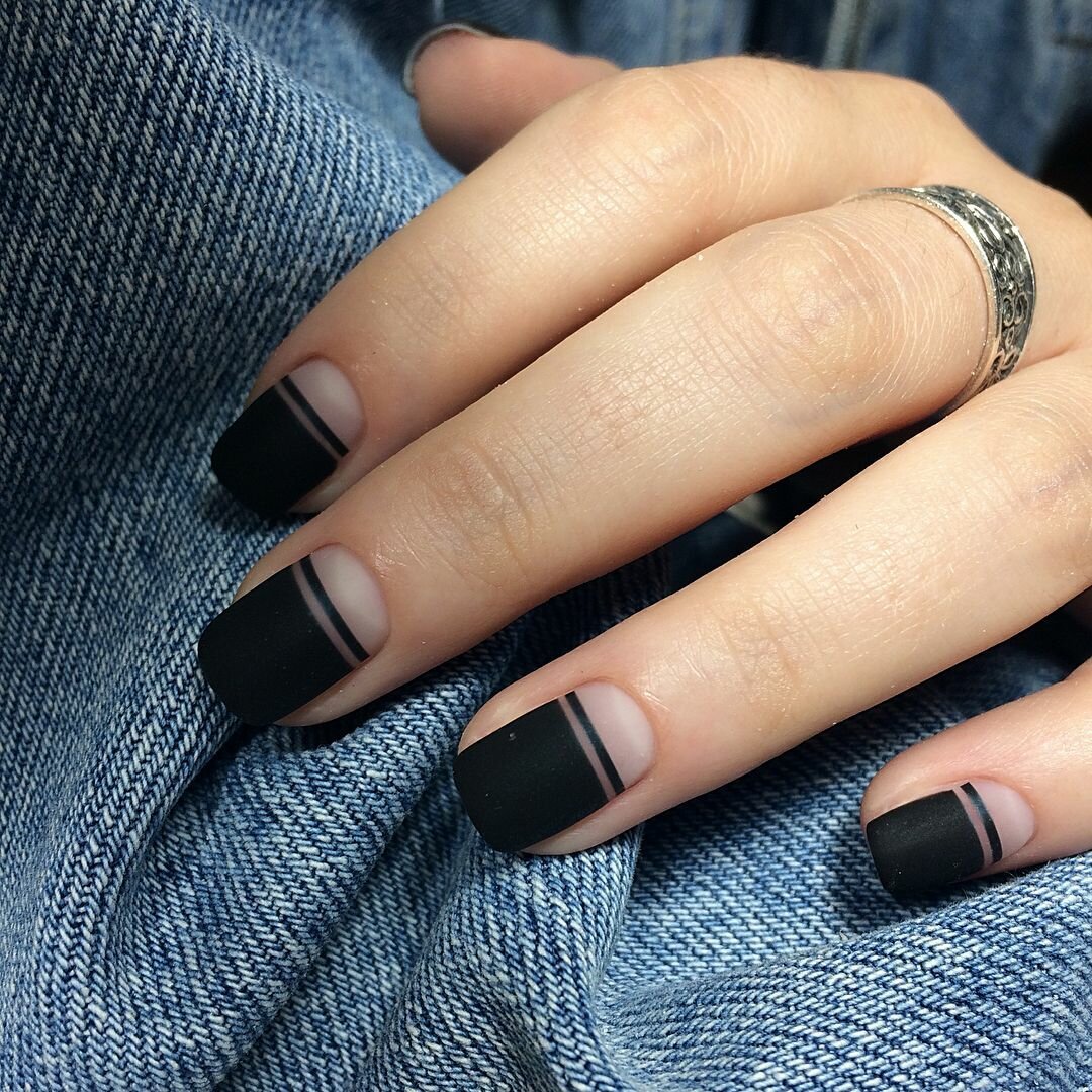 Маникюр дизайн ногтей квадрат короткие ногти. Матовые ногти. Черный маникюр. Черный френч. Квадратные ногти.