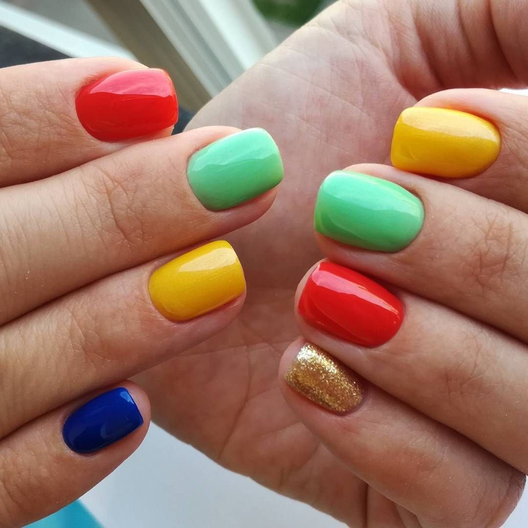 Цветной маникюр короткие ногти. Разноцветные ногти. Ногти цветные яркие. Яркий маникюр. Яркие разноцветные ногти.