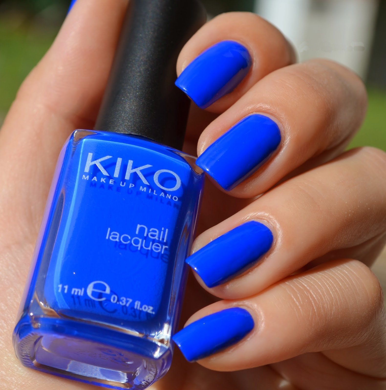 Цвета лаков для маникюра. Лак Kiko 336 Electric Blue. Синий лак для ногтей. Синий лак на ногах. Голубой лак для ногтей.