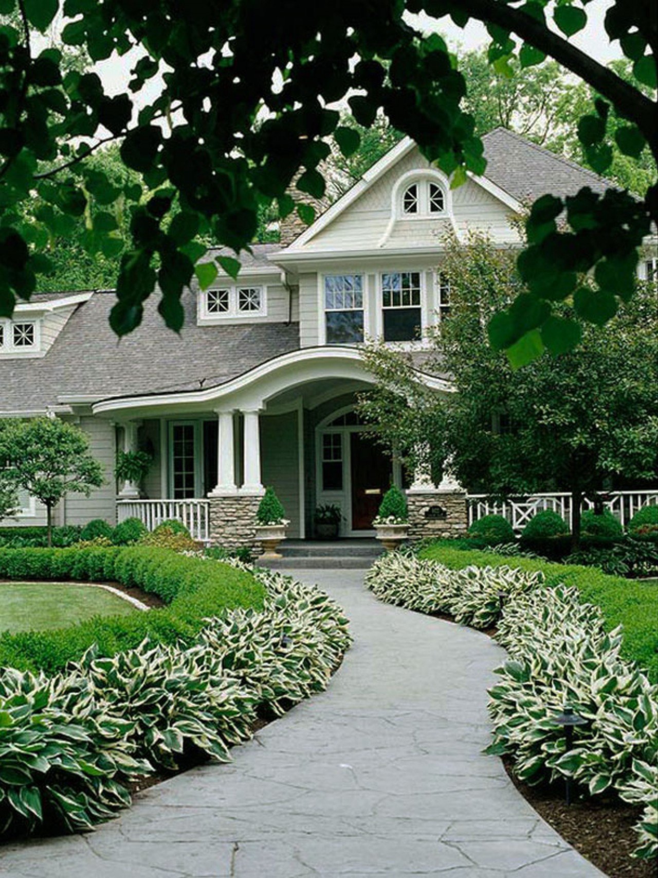 Тропинка возле дома. Лорн Хэнкок ландшафтный дизайнер. Джон Вайдман ландшафтный дизайнер. Красивый дом с садом. Дом в саду.