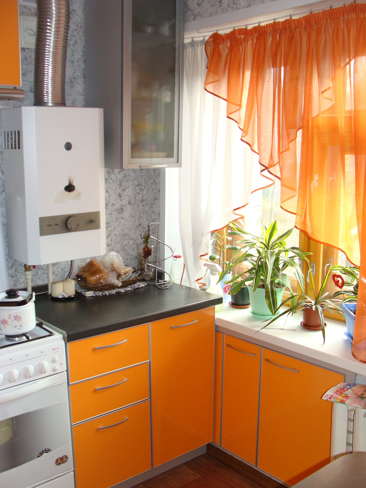 Дизайн маленькой кухни с газовой колонкой (56 фото)