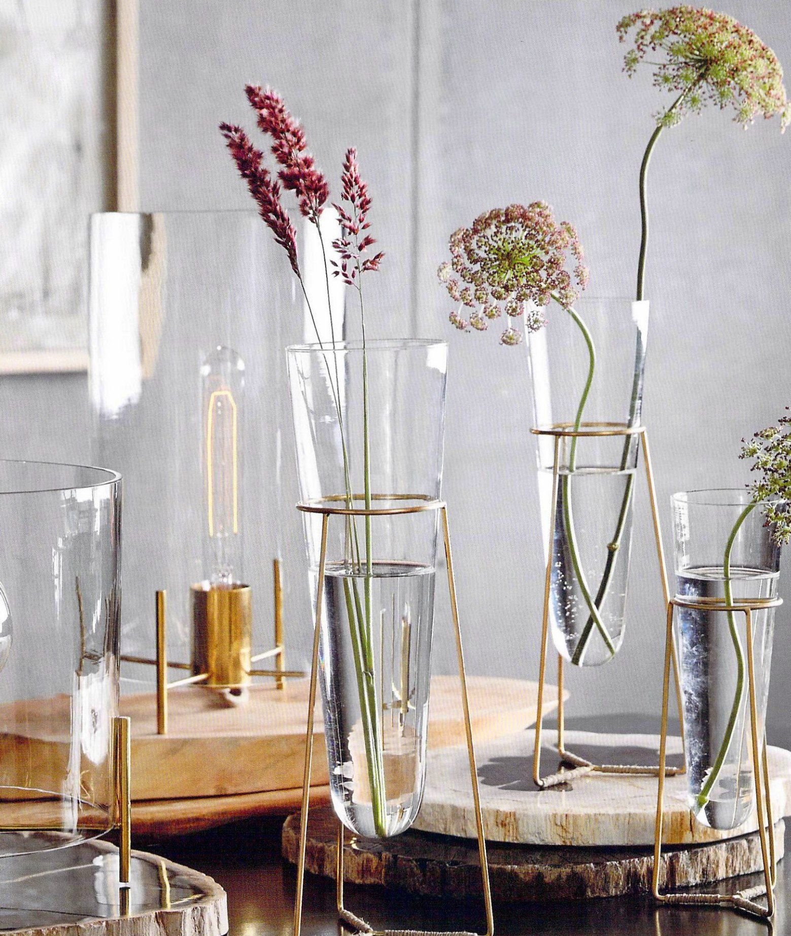 Ваза для живых цветов. Вазы для декора. Стильные вазы для интерьера. Прозрачные вазы в интерьере. Стеклянные напольные вазы в интерьере.