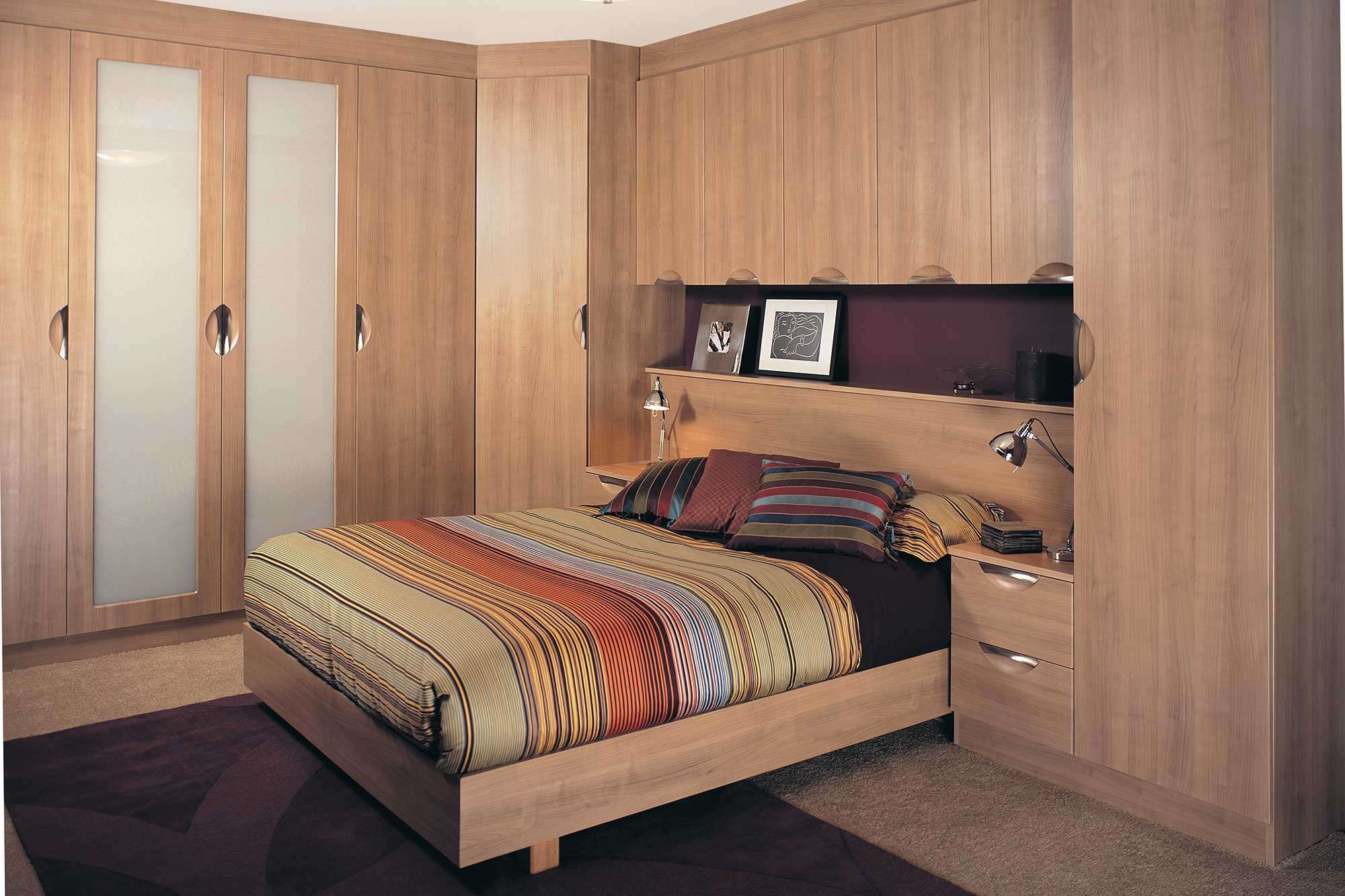 Кровать шкаф тумба. Спальный гарнитур Портофино. Мебель для маленькой спальни. Спальня со встроенной мебелью. Шкаф в спальню.