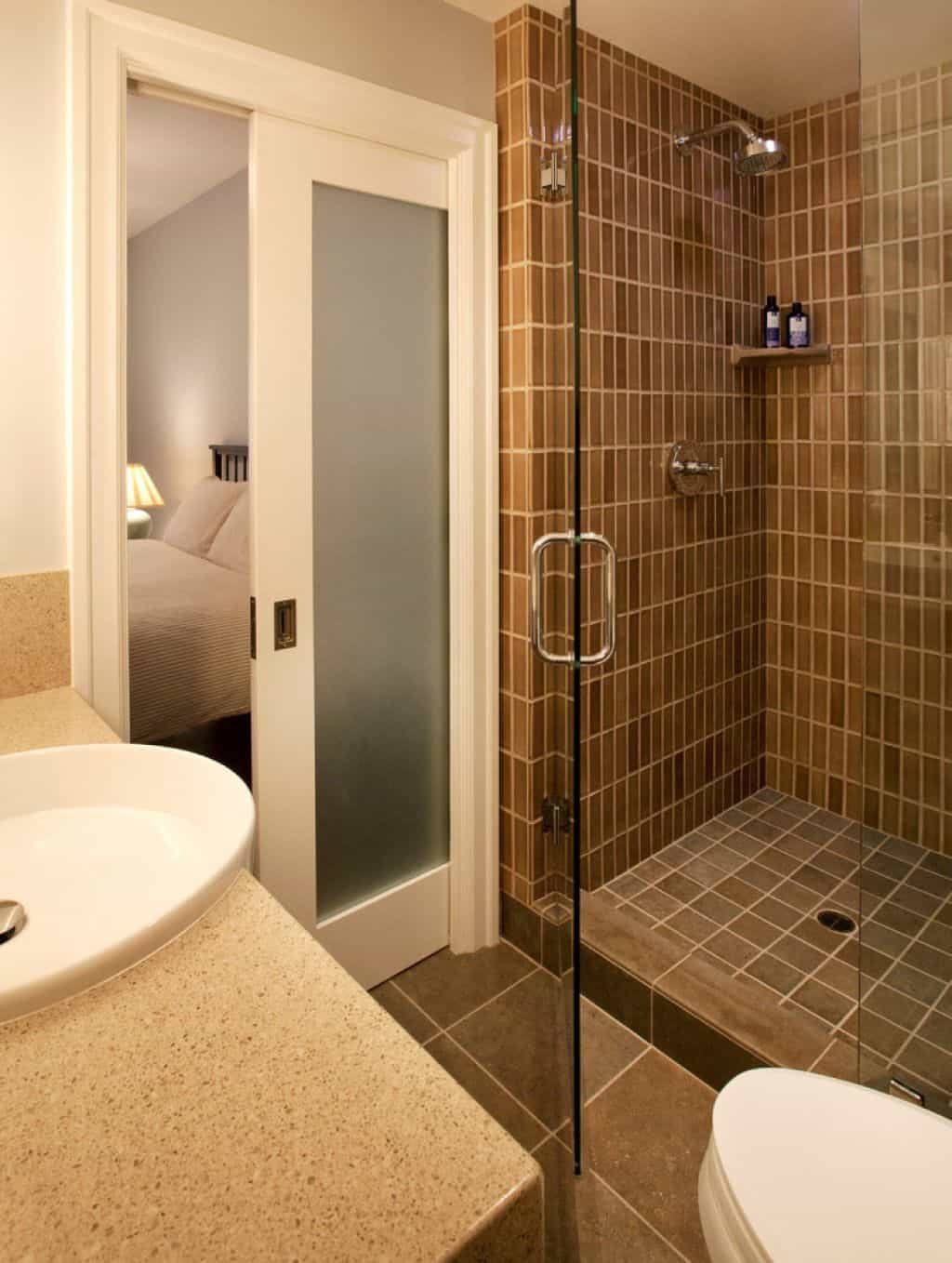 Ванная комната с перегородкой дизайн. Душевые комнаты. Душевая комната. Интерьер душевой комнаты. Ванная с душевой перегородкой.