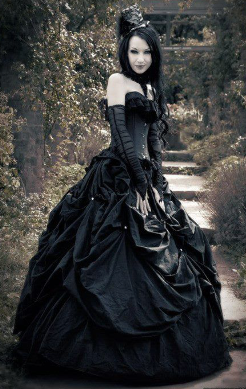 Гот предмет. Платье Викторианская Готика чёрное свадебное. Свадебные платья Готика Викторианская. Готесса Кристабель.