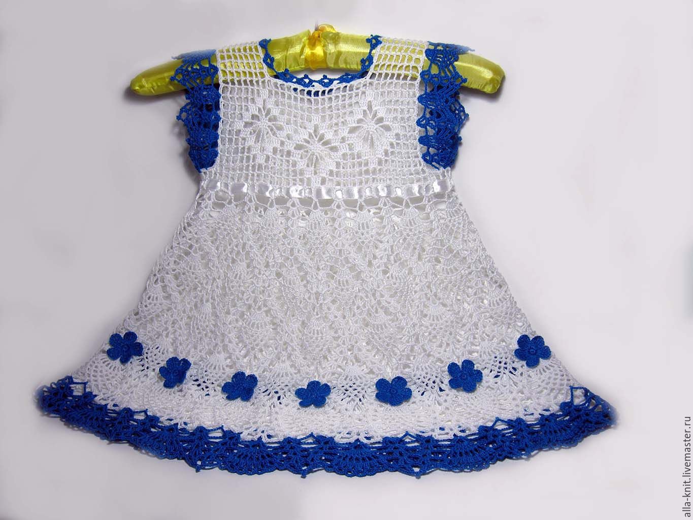 Платье крючком на 3 года. Вязаное платье для девочки. Вчзанное платье детское. Нарядное вязаное платье для девочки. Платье крючком для девочки.