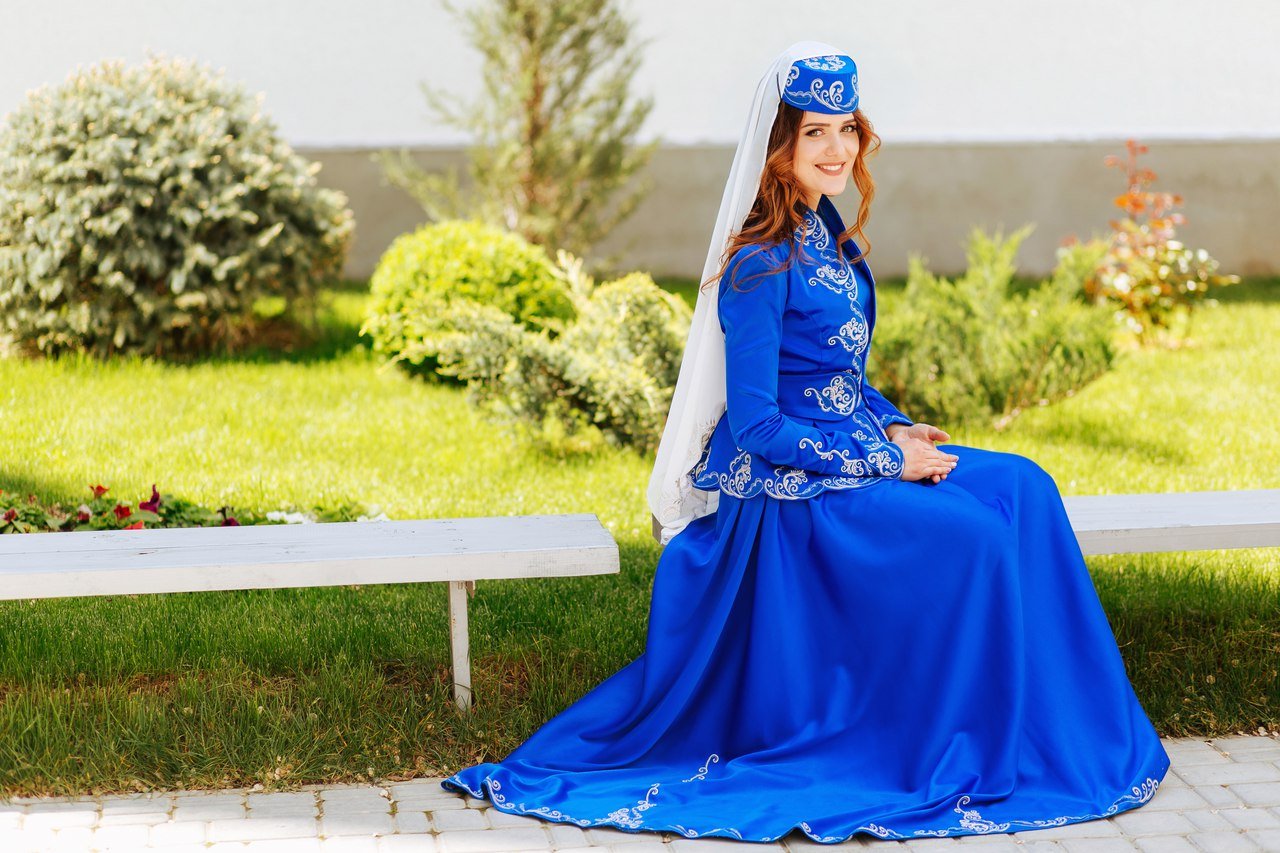 Современные татарские платья с орнаментами