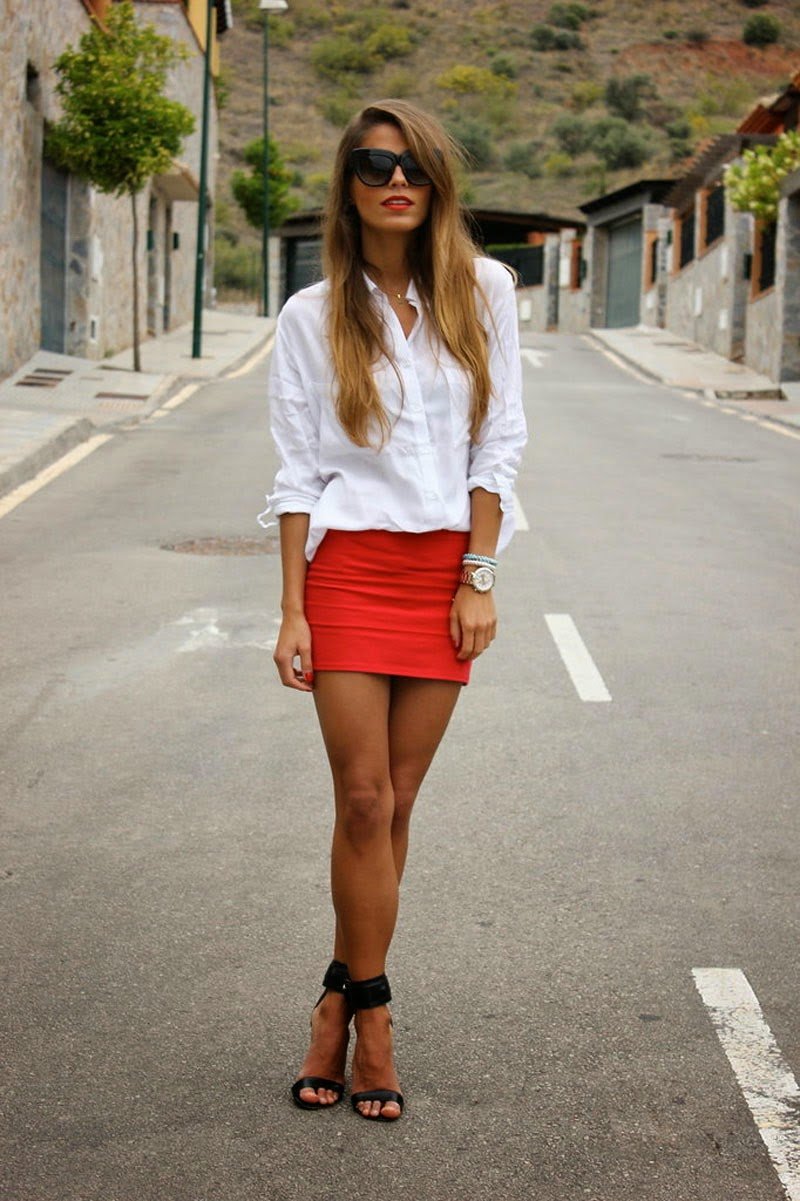 Женщины в белых юбках. Красная мини юбка. Девушка в белой юбке. Образы с короткой юбкой. Красная короткая юбка.