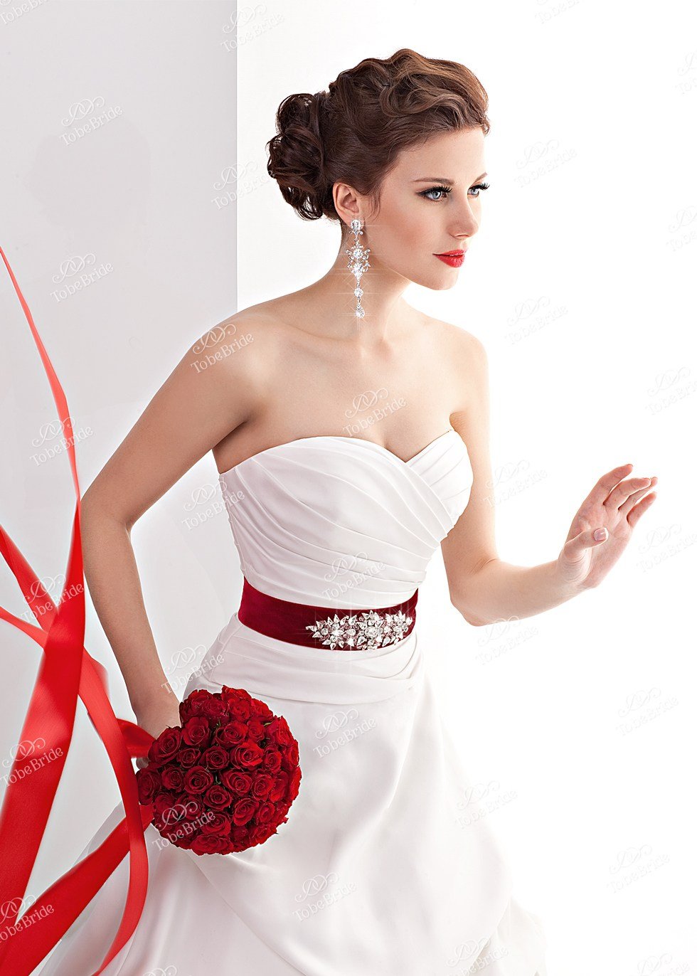 Платье с красным поясом. Платье TOBEBRIDE красное. Свадебное платье белое с красным. Свадебное платье с красным бантом. Свадебное платье белое с красными цветами.