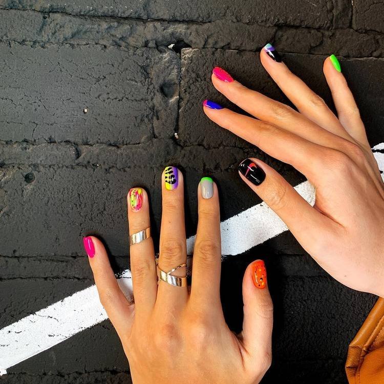 Дизайн маникюра разного цвета. Разноцветные ногти. Маникюр разные руки. Летний маникюр разными цветами. Яркие разноцветные ногти.