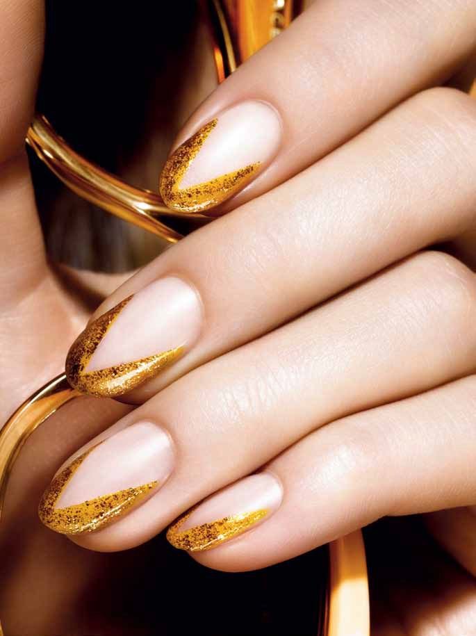 Дизайн ногтей золотом цвете. Ногти с золотом. Маникюр золотой френч. Ногти золотистые. Золотой френч на ногтях.