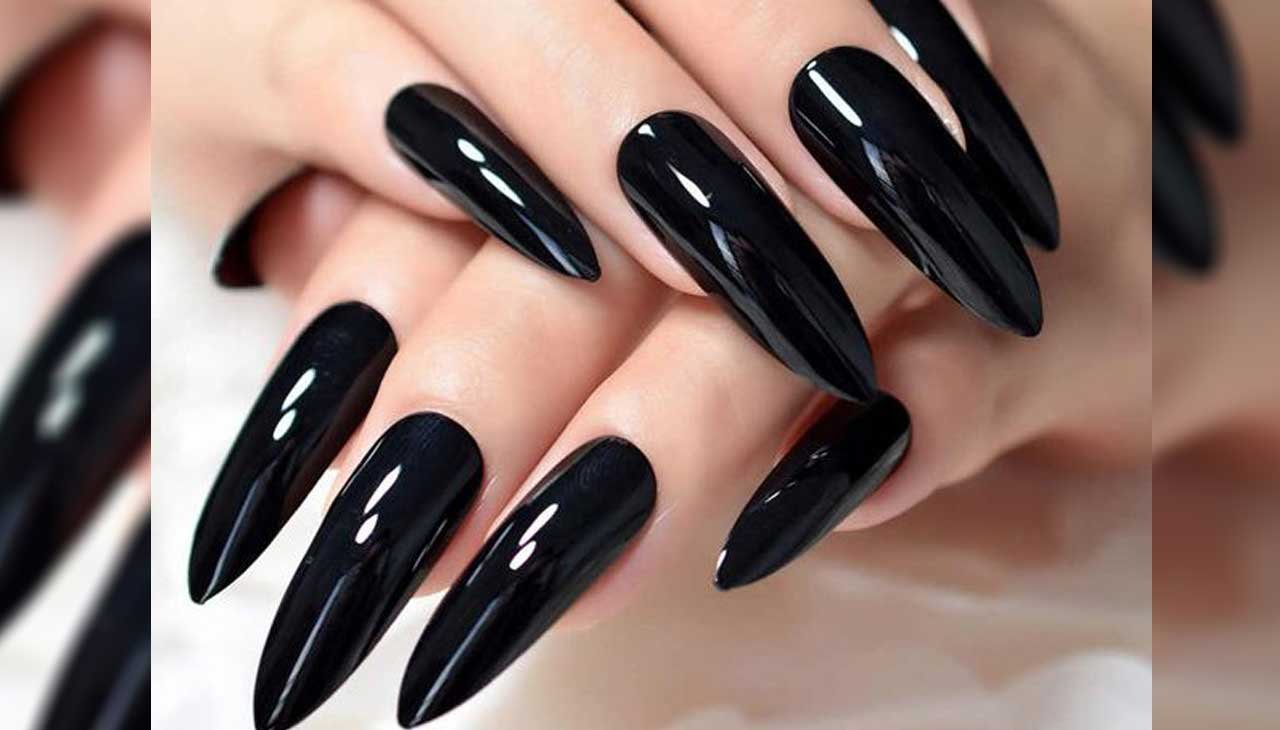 Маникюр 2023 длинный. Черные ногти. Ногти темные. Красивый черный маникюр. Черные длинные ногти.
