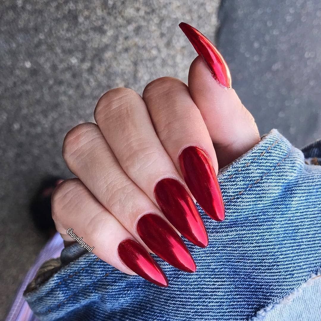 Дизайн красных ногтей острой формы